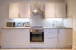 Microwave, oven, stovetop, dishwasher - Stylish, 2 bedroom, central, close to station  (Brighton, East Sussex)