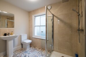 Shower, hair dryer, towels - Stylish, 2 bedroom, central, close to station  (Brighton, East Sussex)