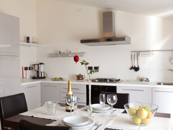 فرن، موقد طهي مسطح، غسالة أطباق، ماكينة لصنع القهوة/الشاي