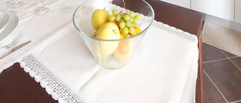 Ofen, Herdplatte, Geschirrspüler, Wasserkocher mit Kaffee-/Teezubehör