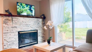 Televisión, chimenea y estéreo