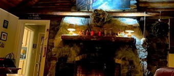 Lake Cabin Minutes from Oaklawn Race Track and Casino, Hiking Trails, Downtown