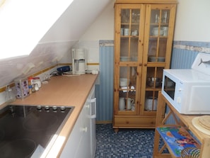 Kühlschrank, Mikrowelle, Wasserkocher mit Kaffee-/Teezubehör, Toaster