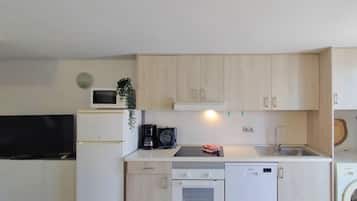 Frigorífico, microondas, horno y placa de cocina