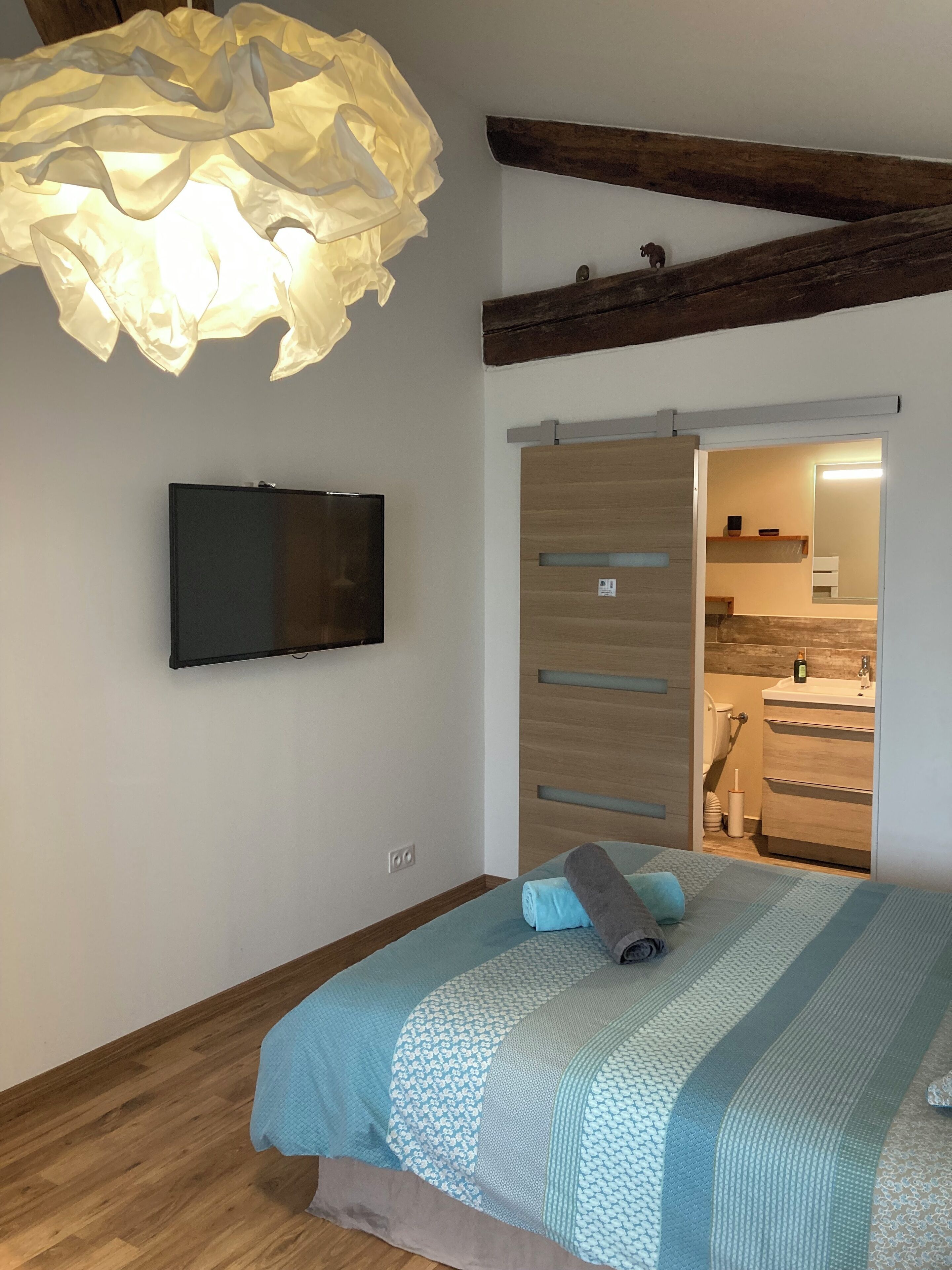 3 dormitorios, escritorio, tabla de planchar con plancha y cuna de viaje