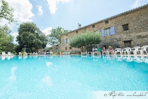 Outdoor pool - Cosy studo 2, detached in charming building, swimming pool in the middle of vineyards (Signes)