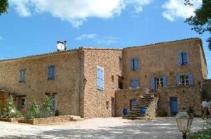 Exterior - Detached 2-bedroom apartment in charming building, swimming pool and terrace (Signes)
