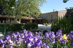 Property grounds - Detached 2-bedroom apartment in charming building, swimming pool and terrace (Signes)