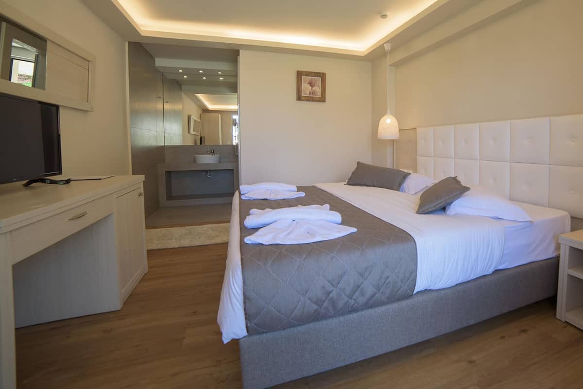 Deluxe Swim-Up Room | 1 bedroom, minibar, in-room safe, desk