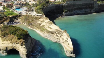 Sulla spiaggia, lettini da mare, ombrelloni