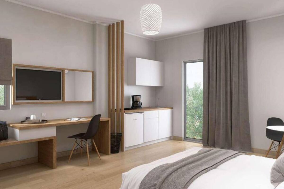 Een minibar, een kluis op de kamer, een bureau, verduisterende gordijnen