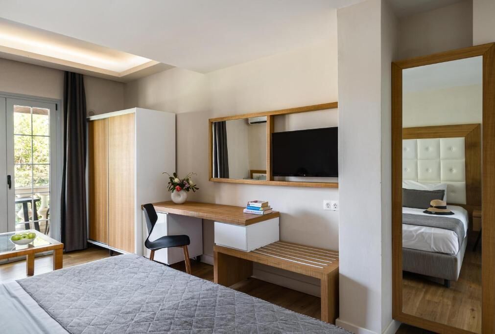 Habitación doble Deluxe, vista al jardín | Minibar, caja de seguridad en la habitación y escritorio 