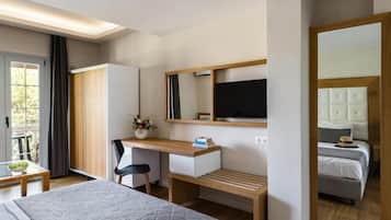 Habitación doble Deluxe, vista al jardín | Minibar, caja de seguridad en la habitación y escritorio