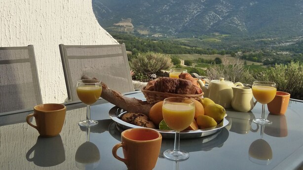 Ett frukostbord med utsikt över bergen.