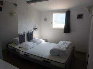 1 bedroom, bed sheets