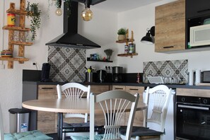 Fridge, microwave, oven, cookware/dishes/utensils