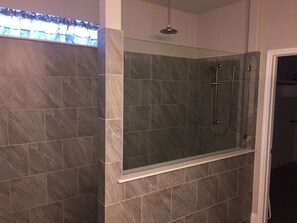 Chuveiro, secador de cabelo, toalhas de banho, sabonete