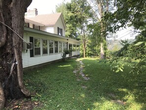 Property grounds - Pitman Pointe Estate w/ Lake View (Somerset)