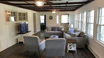 Una Smart TV, videojuegos, un futbolín