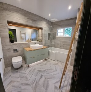 Badewanne, Haartrockner, Bidet, Handtücher