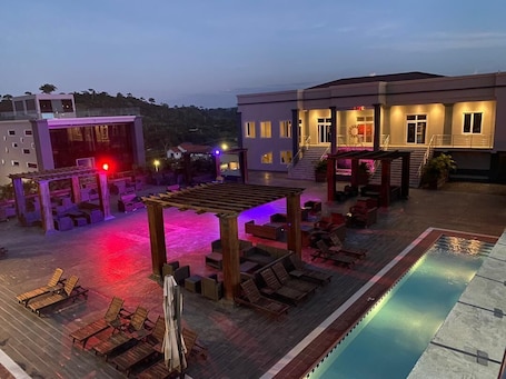 Breakfast, lunch and dinner served . Rock City Hotel