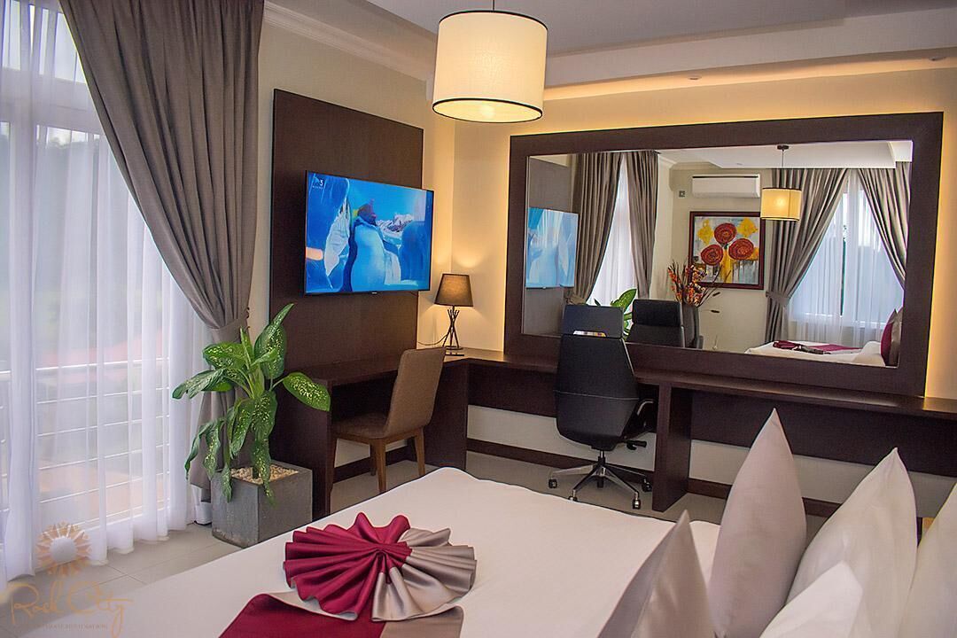 Suite Superior, 1 Tempat Tidur King, Bebas Asap Rokok | Brankas, dilengkapi dengan perabotan berbeda-beda, dan meja kerja