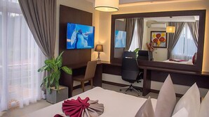 Superior suite, 1 kingsize bed, niet-roken | Een kluis op de kamer, een bureau, een laptopwerkplek