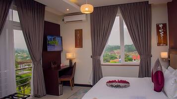 Standard Room Double | In-room safe, desk, laptop workspace, blackout curtains