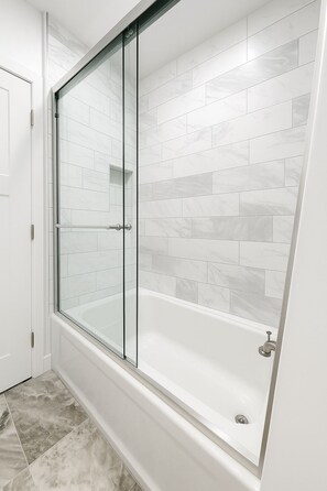 Ensemble douche/baignoire, sèche-cheveux, serviettes fournies, savon