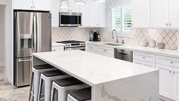 雪櫃、微波爐、焗爐、爐具