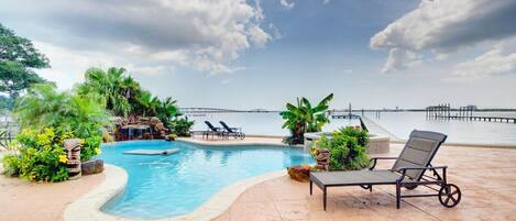 Alberca al aire libre y alberca climatizada