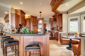 Réfrigérateur, four, tables à manger