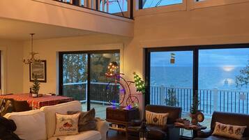 TV connectée, cheminée, table de tennis de table, livres