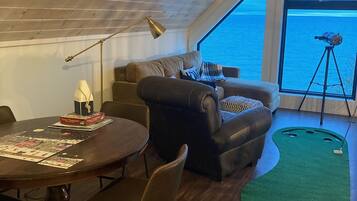 TV connectée, cheminée, table de tennis de table, livres