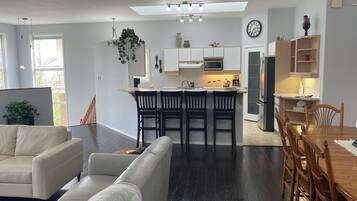 TV connectée, cheminée, baby-foot, livres