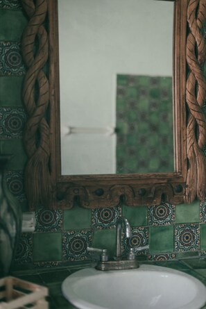 Kamar Double Tradisional | Kamar mandi | Handuk, sabun, sampo, dan tisu toilet