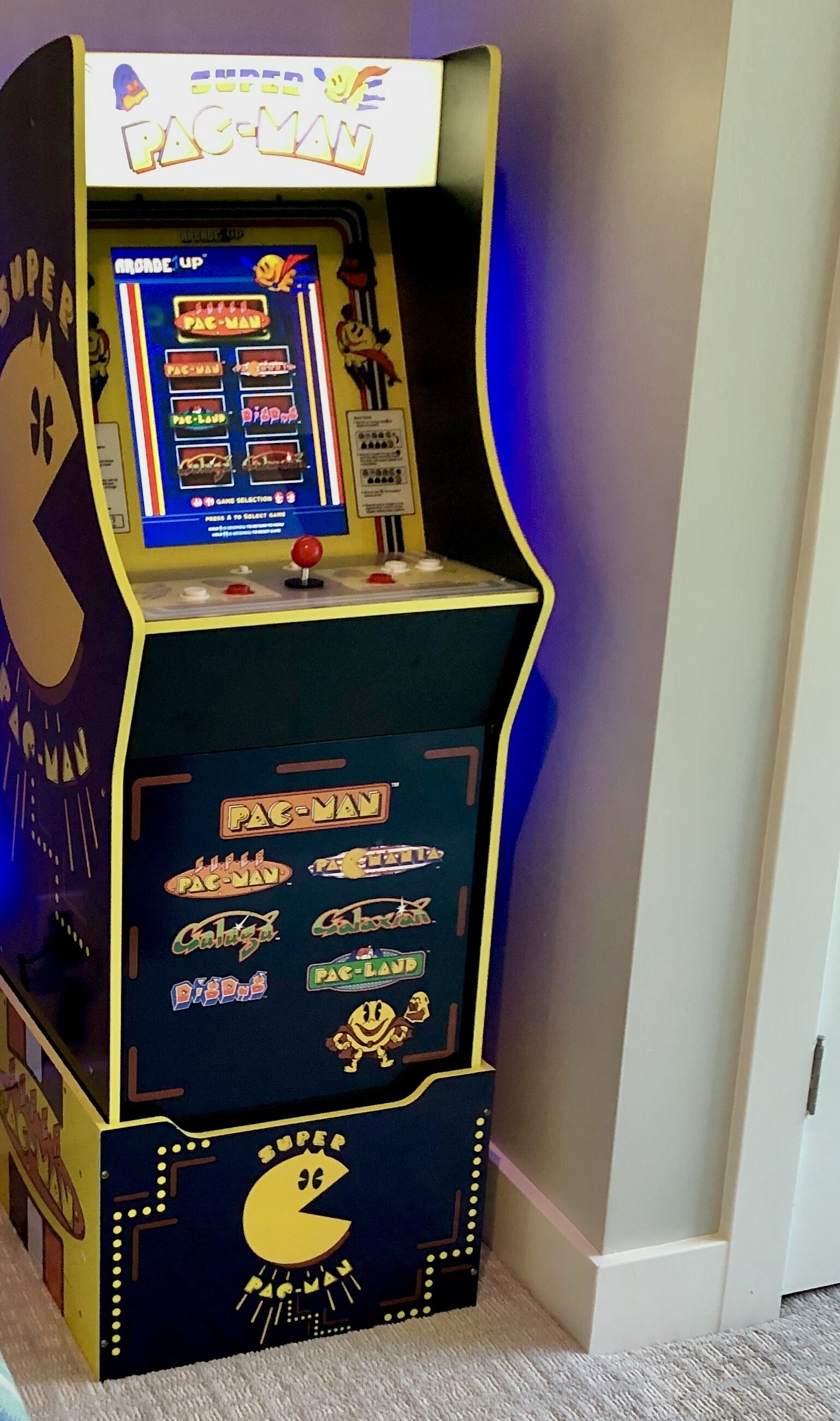 En Pac-Man arkademaskine med udvalgsmenu og knapper til valg af spil.