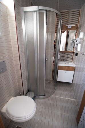Standard Double or Twin Room | Bathroom