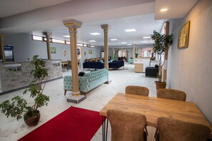 32-inch LCD TV with satellite channels, TV - Ersoy Ikiz Otel (Antalya)