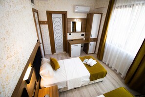 Minibar, individually decorated, individually furnished, desk - Ersoy Ikiz Otel (Antalya)