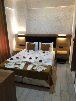 Minibar, individually decorated, individually furnished, desk