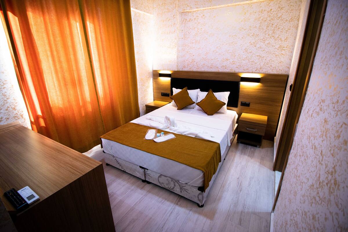 Standard Double or Twin Room | Minibar, desk, laptop workspace, soundproofing