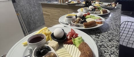 Minibar, decoración personalizada, muebles diferentes y escritorio