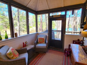 Televisio, takka, DVD-soitin, kirjoja