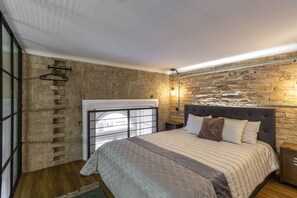 8 slaapkamers, een kluis op de kamer, een bureau