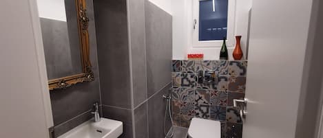 Doccia, asciugacapelli, bidet, asciugamani