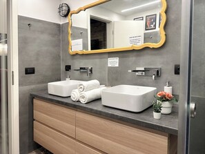 Dusche, Haartrockner, Bidet, HandtĂŒcher