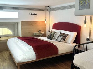 8 Schlafzimmer, Zimmersafe, Schreibtisch, BĂŒgeleisen/BĂŒgelbrett