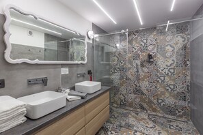 Shower, hair dryer, bidet, towels - The Address Loft Pal Str Luxury Experience for Groups (Budapest)