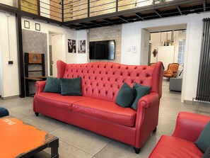 Een smart-tv, boeken en een computerscherm